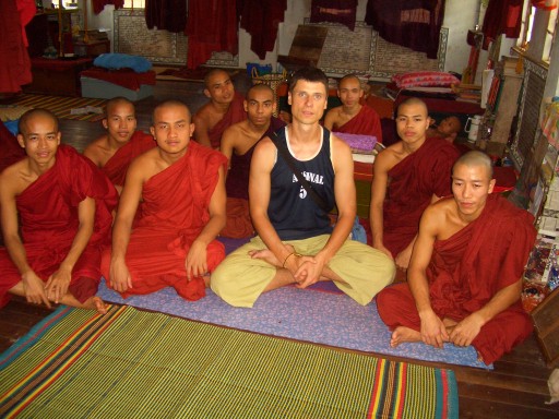 Монастырь в Бирме, 2007 г.